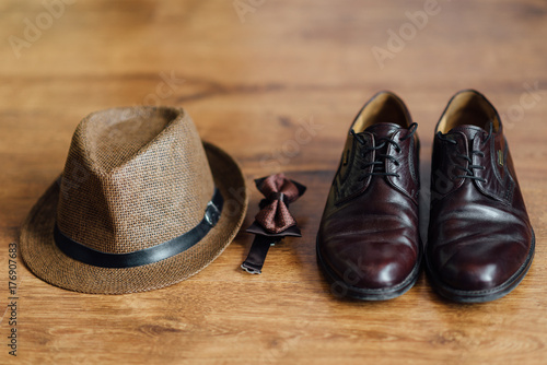 Fototapeta Naklejka Na Ścianę i Meble -  Groom's accessories: shoes, hat, butterfly