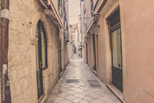 Narrow Street in Dubrovnik © Banlop