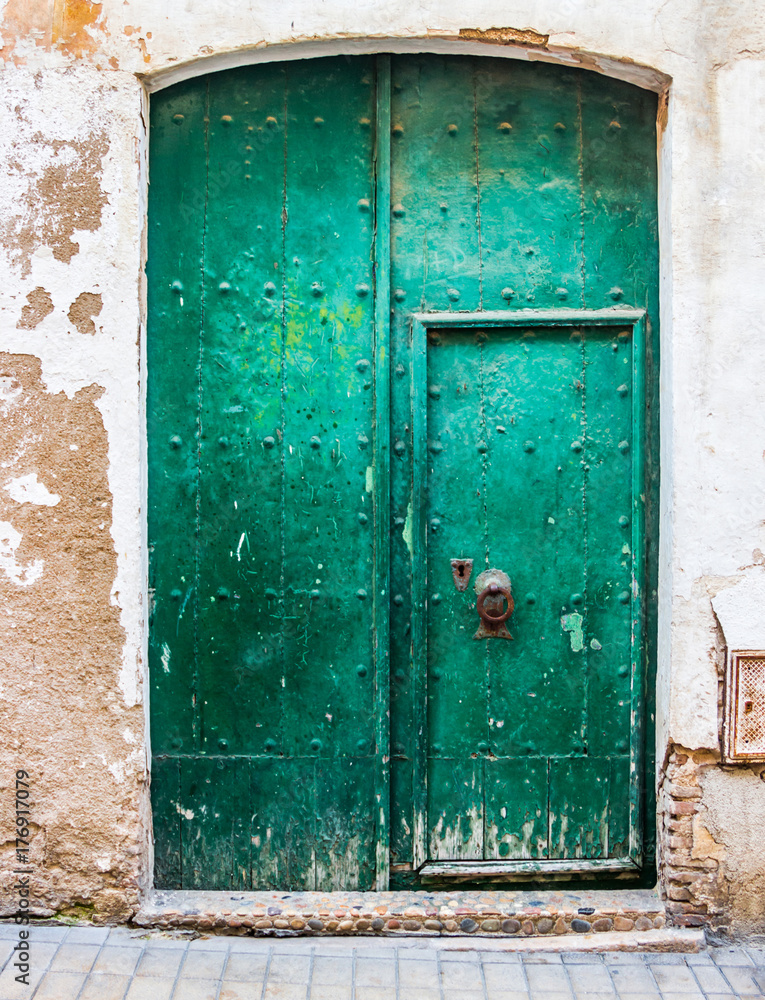 Старые двери зеленого цвета