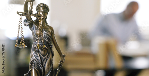 Justitia Figur - Personifikation der Gerechtigkeit in Anwalts Büro Raum