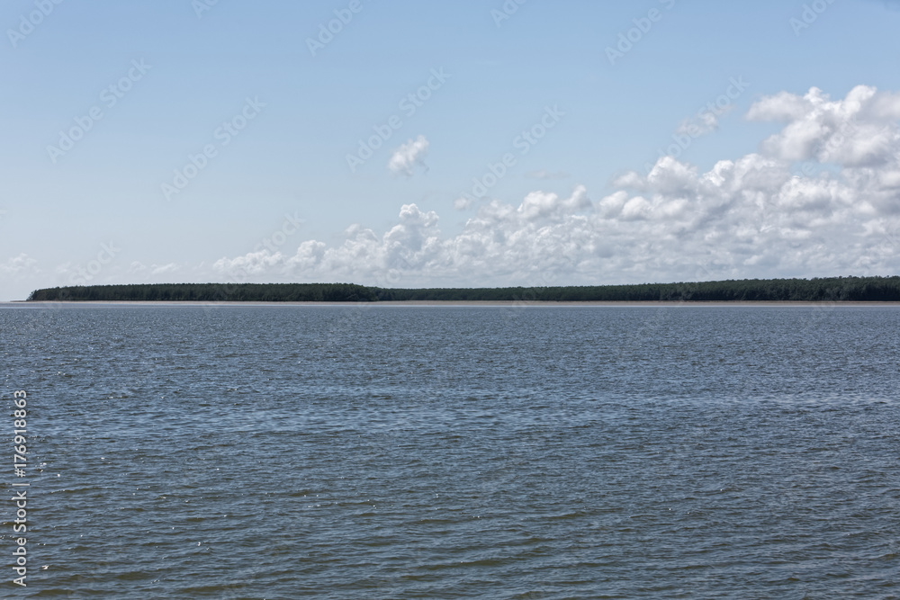 Estuaire de la rivière Kourou vu de la pointe des Roches à Kourou, Guyane française