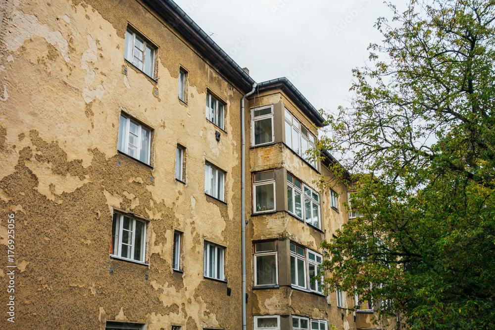 Fototapeta premium grudge old brown building