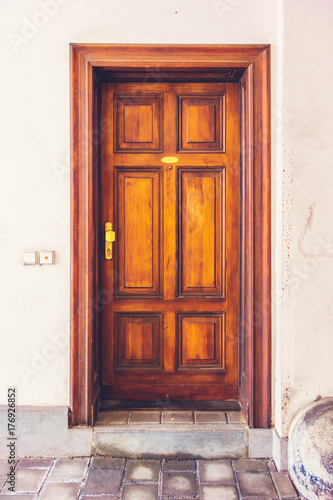 фотографія wooden entrance door with golden pawl