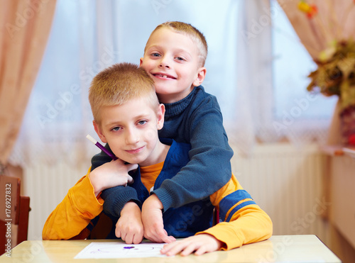 Foto two cute kids, friends in rehabilitation school for kids with special needs