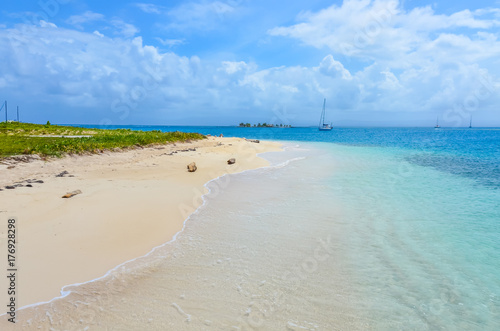 Beautiful lonely beach in caribbean San Blas island  Kuna Yala  Panama. Turquoise tropical Sea  paradise travel destination  Central America