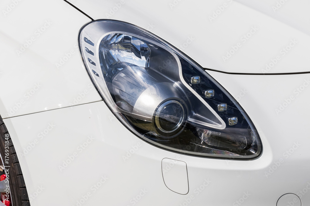 自動車のヘッドライト　Car headlight, headlamp