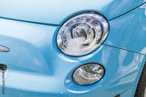 自動車のヘッドライト　Car headlight, headlamp © norikko