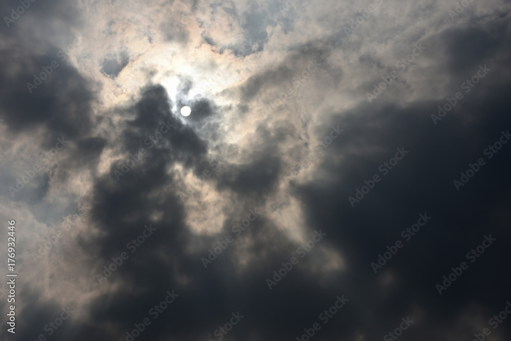 雲から透けて見える太陽「空想・雲のモンスター」