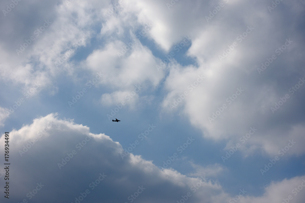 飛行機と青空と雲「空想・雲のモンスター（正面を向いたモンスターの顔のイメージなど）」（目撃者、偉大な存在、神々しい、神秘的な顔などのイメージ）