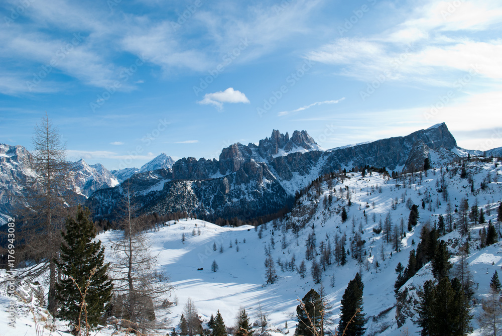 Vista dalle Cinque Torri a Cortina D'Ampezzo delle montagne Averau e Nuvolau