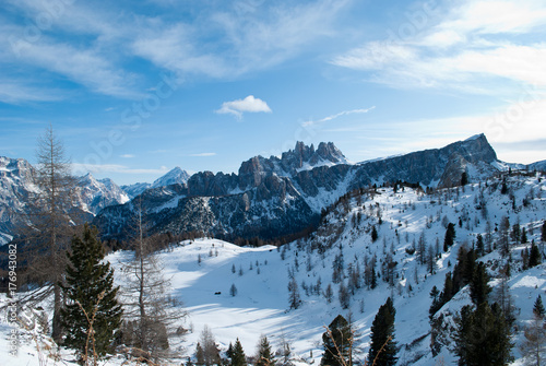 Vista dalle Cinque Torri a Cortina D'Ampezzo delle montagne Averau e Nuvolau