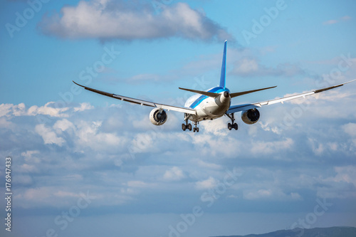青空を滑空する旅客機