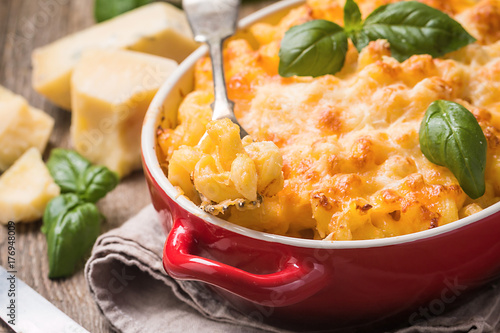 Mac and cheese, american style pasta photo