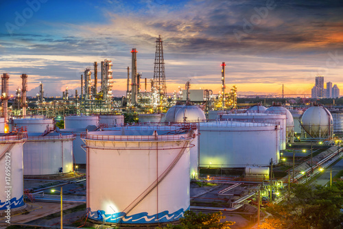 Fotografia Oil and gas industry - refinery at sunset - factory - petrochemical plant