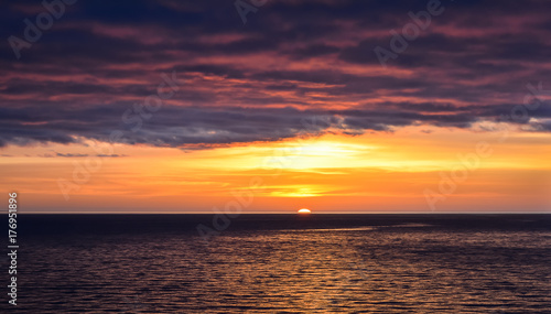 Sunset over sea © Lena Maximova