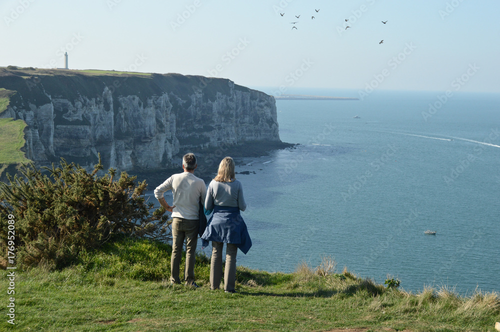 Fototapeta premium gens detente loisir couple famille rocher mer ocean environnement climat meteo oiseaux