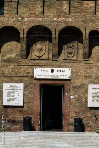 BOLOGNA, ITALIA - LUGLIO 22, 2017: Piazza del Nettuno, palazzo della sala borsa - Emilia Romagna