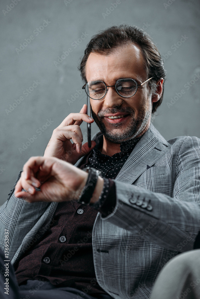 Obraz premium businessman using smartphone