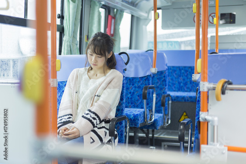 バスの乗っている女性 © peach100