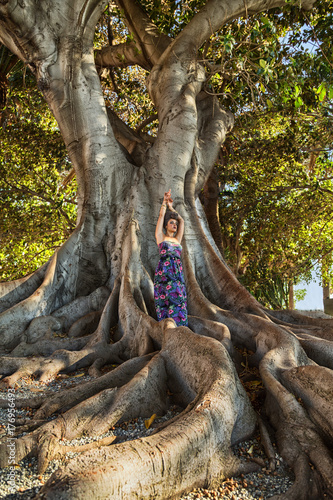 ragazza con turbante posa su albero millenario © FrancescaM Scimone