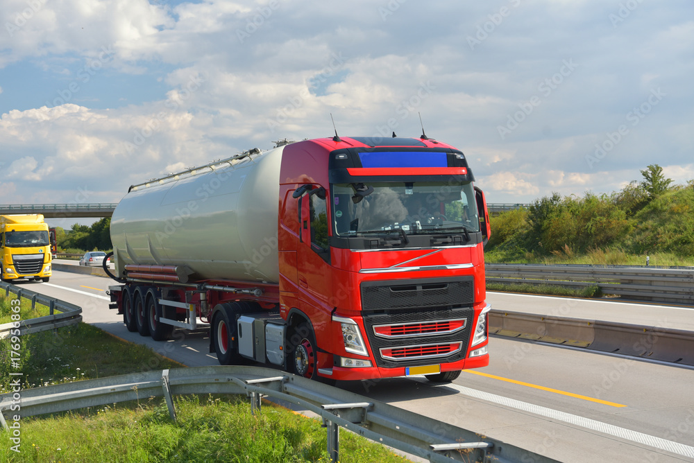 Warentransport auf der Autobahn mit LKW // Transport of goods on the motorway by truck