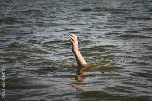 Человек тонет в реке.
