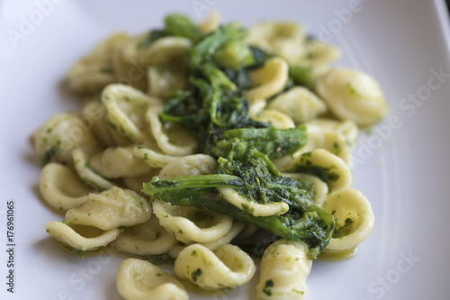 Tableau sur toile Orecchiette con le cime di rapa fatte in casa in un piatto rettangolare