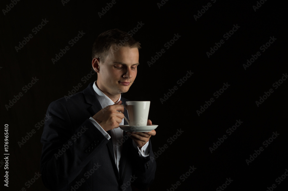 Geschäftsmann genießt in der Pause eine Tasse Kaffee mit Sahne Geschäftsmann genießt in der Pause eine Tasse Kaffee mit Sahne