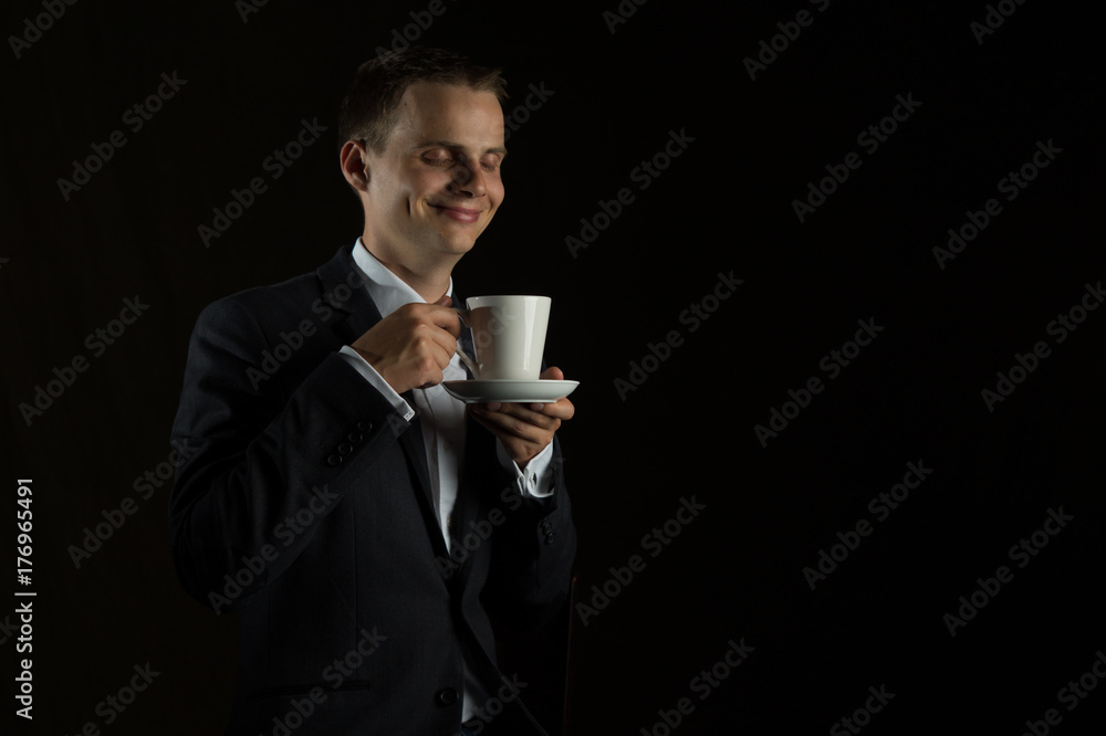 Geschäftsmann genießt in der Pause eine Tasse Kaffee mit Sahne Geschäftsmann genießt in der Pause eine Tasse Kaffee mit Sahne