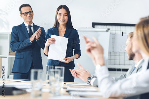 Canvas Print rewarded manageress holding blank paper