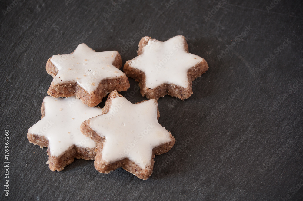 Biscuits de noël en forme d'étoiles sur ardoise Biscuits de noël en forme d'étoiles sur ardoise
