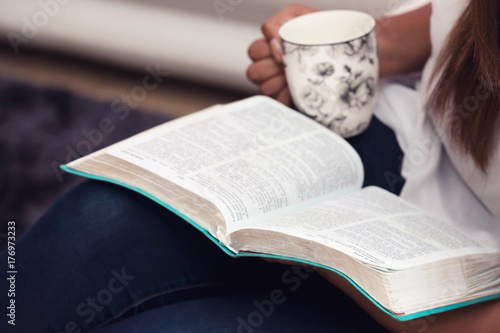 Fotografia Close Up Of Young Lady Studying Her Bible