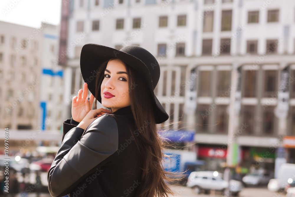 Fototapeta premium Styl życia portret ładny model brunetka w modnym płaszczu i kapeluszu, pozowanie na ulicy miasta