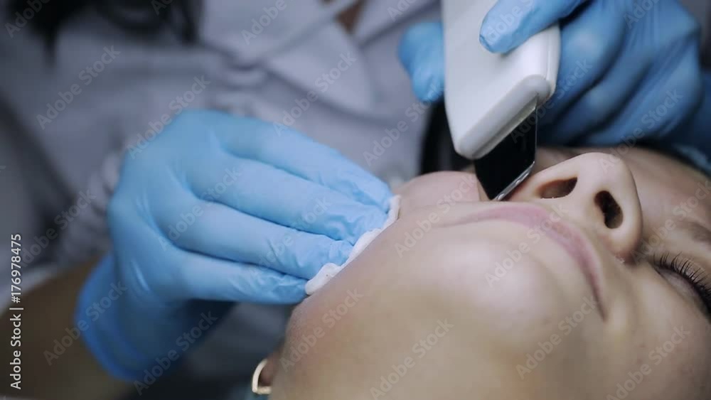 facial cleansing with an ultrasonic skrabera facial cleansing with an ultrasonic skrabera