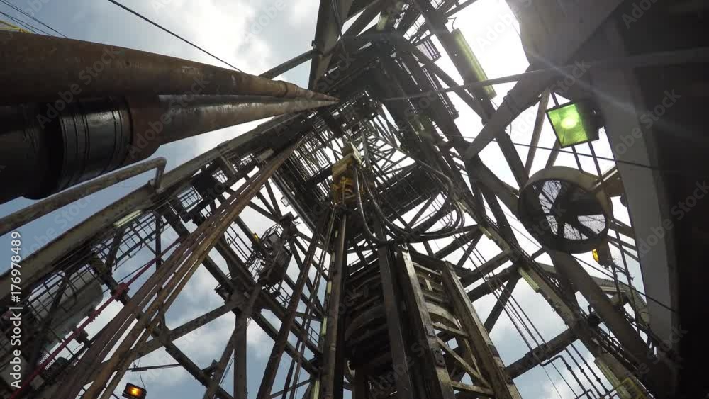 Top Drive System (TDS) Spinning for Oil Drilling Rig - Oilfield Industry
Top Drive System (TDS) Spinning for Oil Drilling Rig - Oilfield Industry