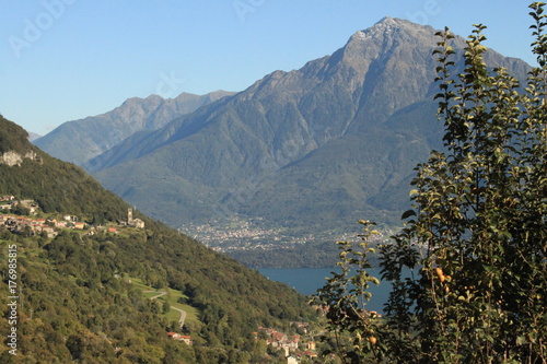 Blick über den Comer See auf den Monte Legnone