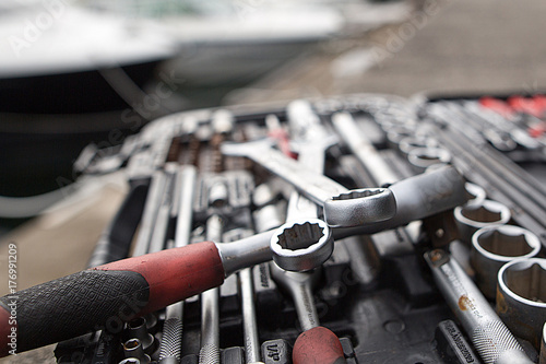 ボートメンテナンス風景と工具