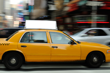 Sierkussen New York taxi Taxireclame in straten van New York  © jStock