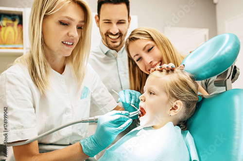 Rodzina w gabinecie stomatologicznym
