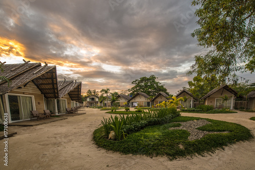 Fotografia Small guest houses over a beautiful sunset