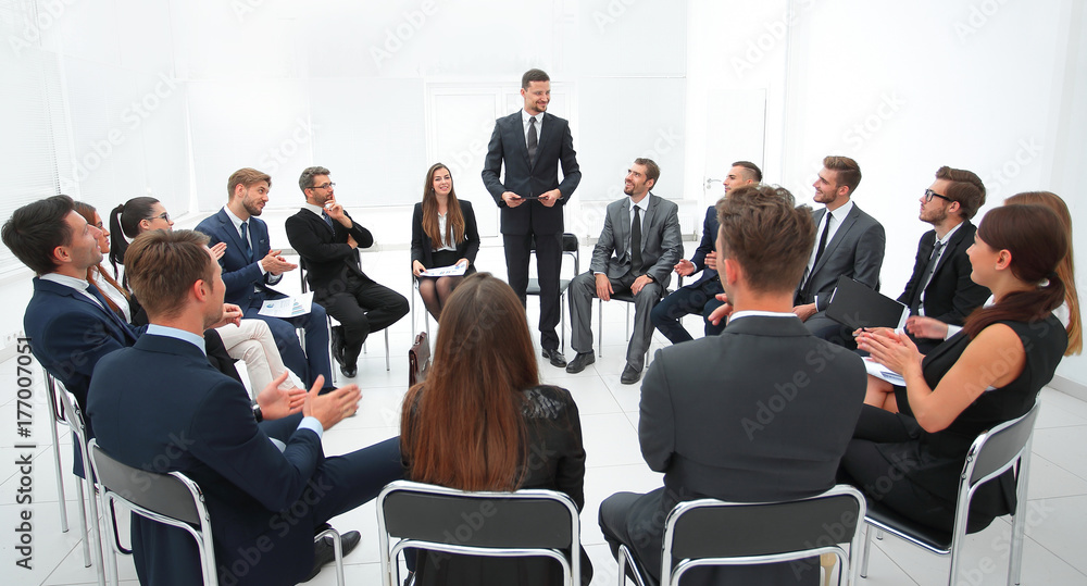 Obraz premium coach leads the session with the business team.