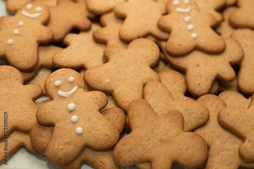 lots of gingerbread christmas cookies