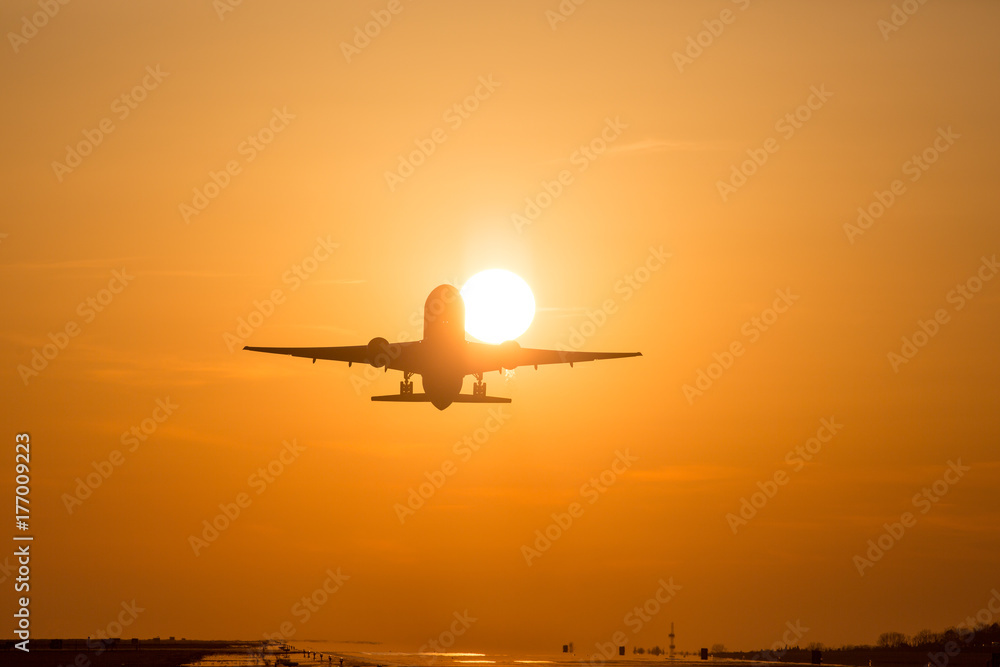 太陽と飛行機の美しいシルエット