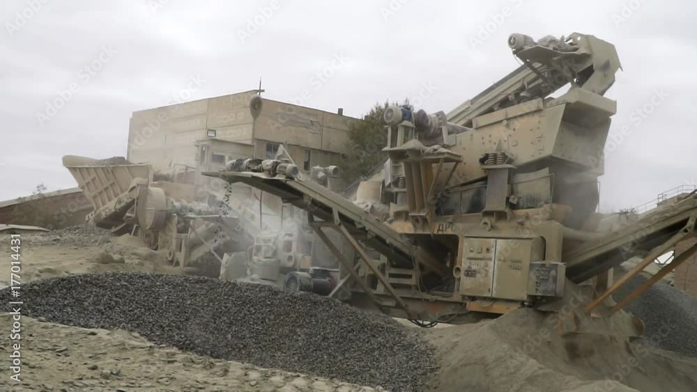 the mining process machine mining ore into fine raw materials the mining process machine mining ore into fine raw materials