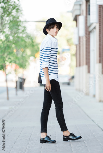 Outfit inspiration - stlye blogger in stripes and hat in spring photo