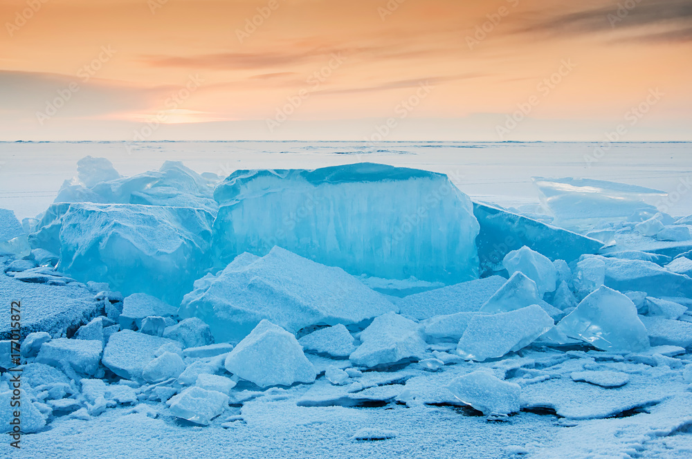 Φωτογραφία Field of ice hummocks on the frozen Lake Baikal