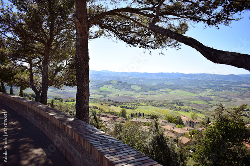 Fototapeta Naklejka Na Ścianę i Meble -  Vista desde mirador en Volterra, Italia.