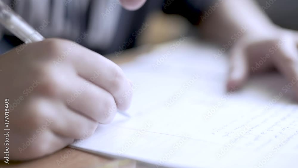 Schüler schreibt in Heft Schüler schreibt in Heft