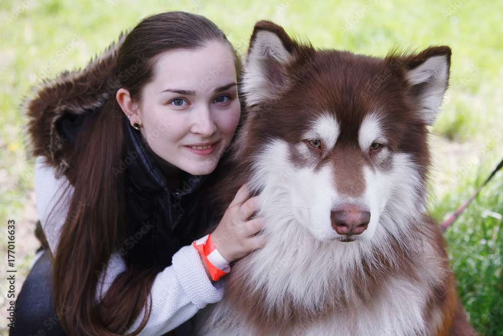 Φωτογραφία Beautiful cheerful teen girl closeup hugging a big shaggy dog