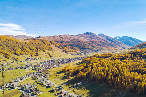 Livigno (IT) - Vista aerea panoramica autunnale